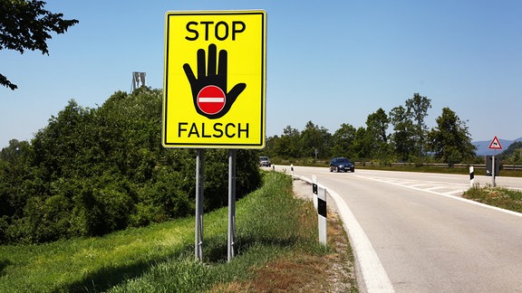 Auf einem Rastplatz an einer Autobahn in der Nähe von Passau steht ein Schild, das davor warnt, in die falsche Richtung auf die Autobahn aufzufahren.