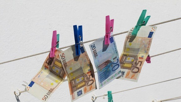 Geldscheine hängen auf einer Wäscheleine