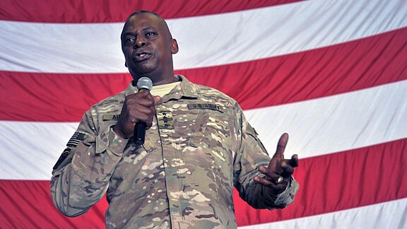 General Lloyd Austin bei Truppenansprache 2014