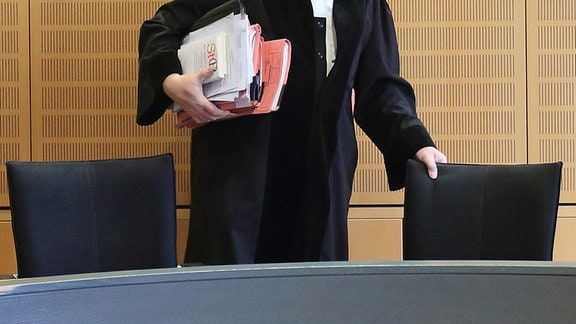 Ein Richter im Verhandlungssaal