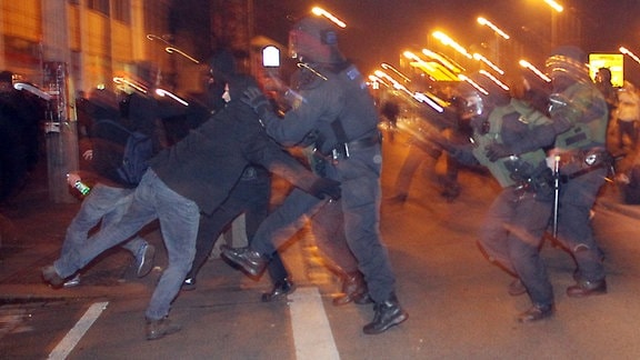 Polizisten gehen am 01.01.2014 in Leipzig (Sachsen) am Connewitzer Kreuz gegen Randalierer vor.