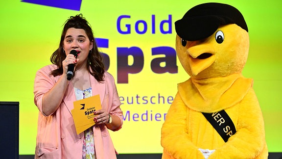 Festivalleiterin Elisabeth Wenk mit dem Goldenen Spatz