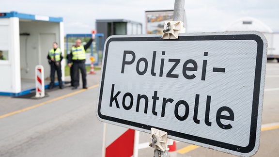 Polizeikontrolle steht auf einem Schild