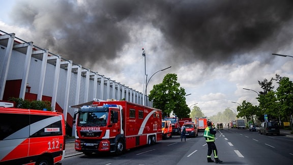 Kräfte der Berliner Feuerwehr sind bei einem Brand im Einsatz