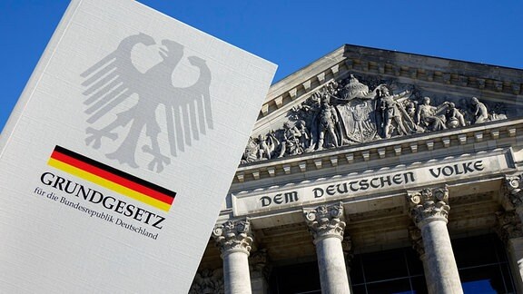 Vor dem Reichstag wird ein Grundgesetz gehalten.