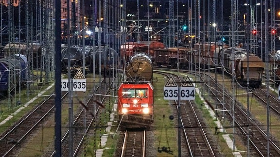 Lokomotive und Güterwagen auf dem Güterbahnhof in Halle