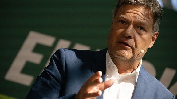 Robert Habeck (Bündnis 90/Die Grünen), Bundesminister für Wirtschaft und Klimaschutz, spricht während des Auftakts der Europawahlkampf-Tour der Grünen. 