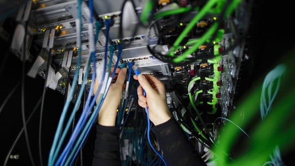 Kabel und LED-Leuchten eines Servers im Rechenzentrum