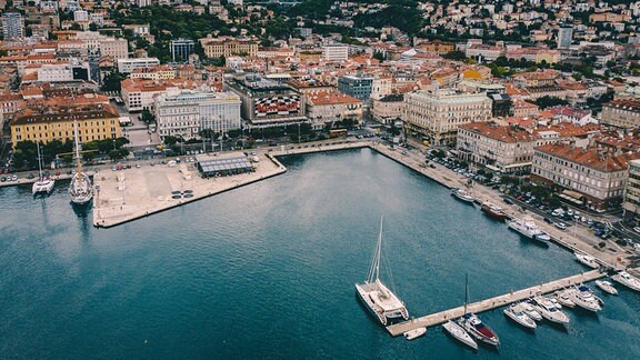 Hafen mit der Stadt Rijeka