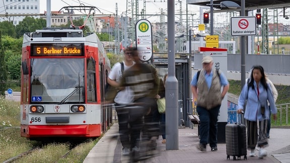 Menschen neben einer Straßenbahn