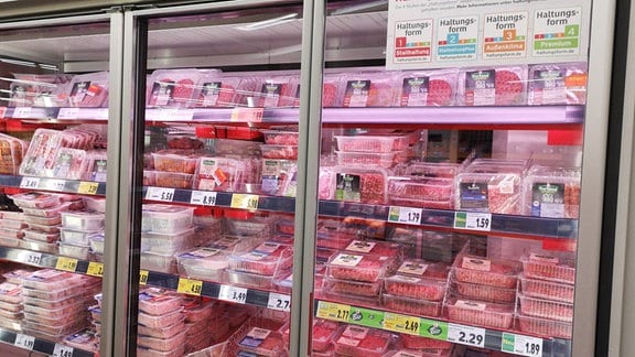Fleischregal in einem Supermarkt 
