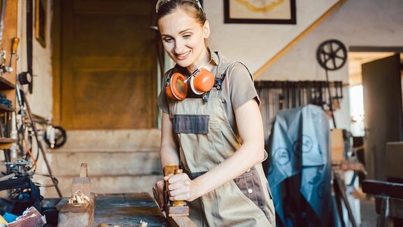 Eine Tischlerin bei der Arbeit