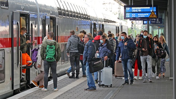 Fahrgäste auf dem Hauptbahnhof in Magdeburg