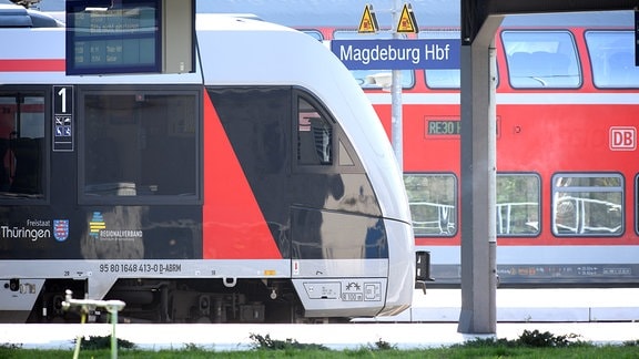 Regionalexpress und ein Doppelstockzug warten auf dem Hauptbahnhof Magdeburg
