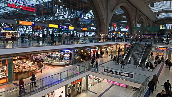 Querbahnsteig mit Einkaufszentrum im Hauptbahnhof Leipzig