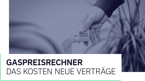 Hand am Thermostat einer Heizung