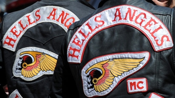 Zwei Hells Angels Mitglieder tragen ihre Weste mit Logo der Hells Angels.