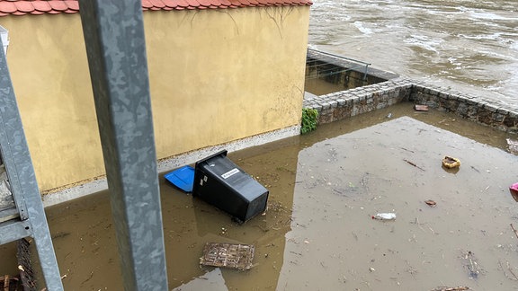 Ein mit Hochwasser voll gelaufener Innenhof. 