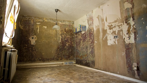 Das vom 1,5 Meter hohen Hochwasser völlig zerstörte Schlafzimmer im Haus von Rudi Kasper in Breitenhagen, aufgenommen am 06.07.2013. 