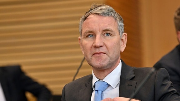 Björn Höcke (AfD), Fraktionschef, sitzt im Plenarsaal beim Sonderplenum des Thüringer Landtags