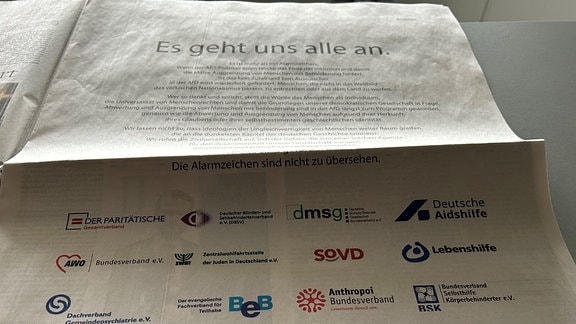 Eine Anzeige in einer Zeitung, mit den Logos verschiedener Sozialverbände.
