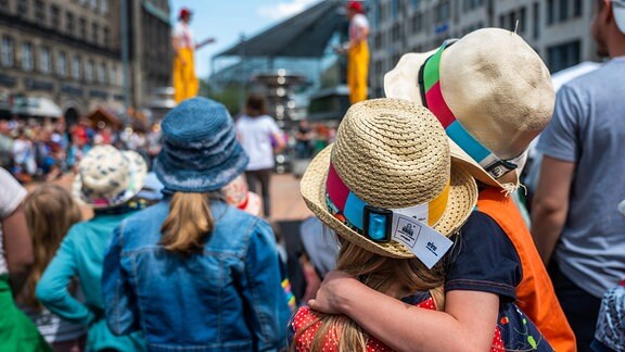 Besucher mit Hüten beim 6. Hutfestival in der Innenstadt von Chemnitz