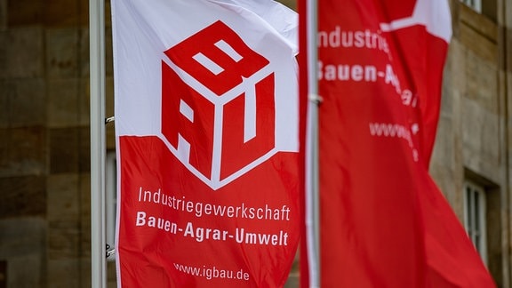 Flaggen wehen beim 23. ordentlichen Gewerkschaftstag der Industriegewerkschaft Bauen-Agrar-Umwelt.