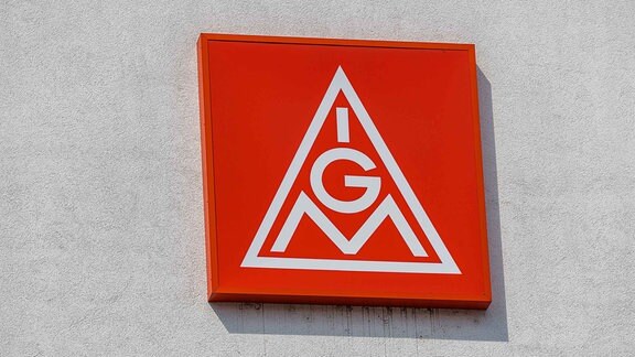 IG-Metall-Logo an einer Hauswand