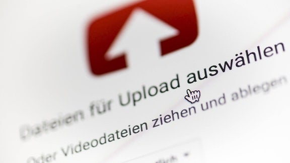 Mauszeiger wählt einen Upload bei YouTube aus.