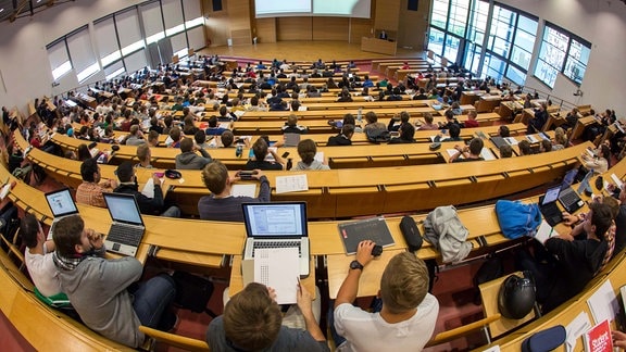 ARCHIV - Studenten des ersten Semesters verfolgen am 09.10.2012 an der Technischen Universität in Ilmenau (Thüringen) eine Vorlesung.