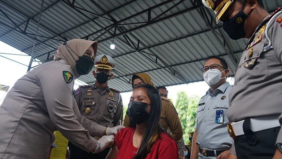 Eine Frau wird bei einer Impfaktion der Verkehrsdirektion von Süd Sulawesi geimpft.