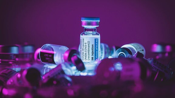 Leere Ampullen des Impfstoffs von Johnson & Johnson