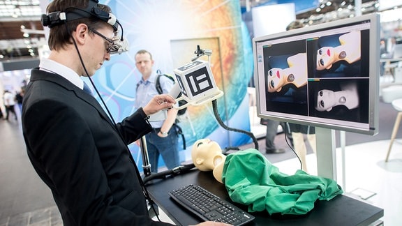 Ein Mann bedient ein Augmented-Reality-System, das speziell für die Operation von Lymphknoten entwickelt wurde