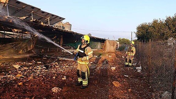 Feuerwehrmänner löschen einen Brand