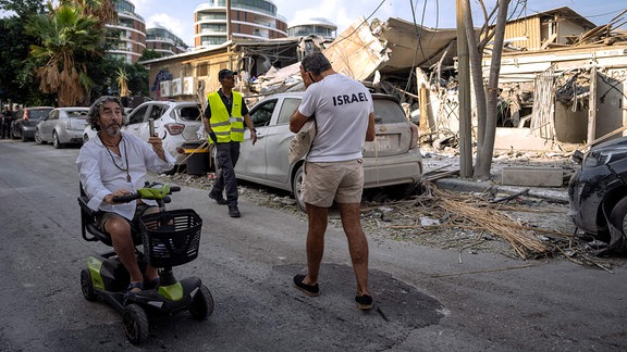 Israelis inspizieren die Trümmer eines Gebäudes, einen Tag nachdem es von einer aus dem Gazastreifen abgefeuerten Rakete getroffen wurde