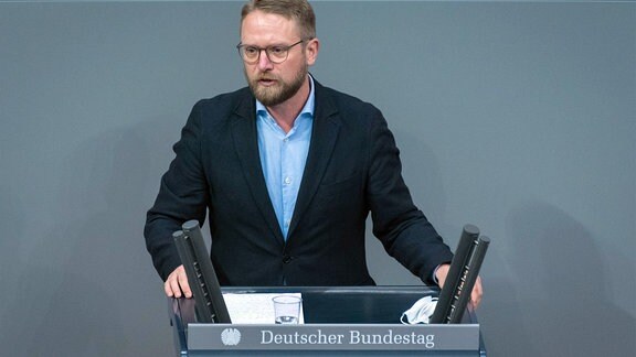 Jan Korte, DIE LINKE, während der Sitzung des deutschen Bundestags am Rednerpult.