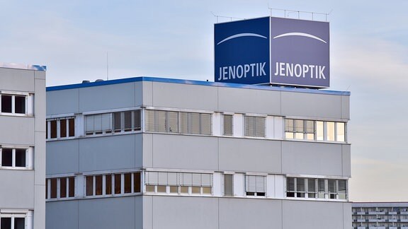 Das Logo des Unternehmens "Jenoptik" auf dem Dach eines Betriebsteils der Jenoptik AG.