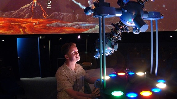In der Volkssternwarte und Zeiss-Planetarium Drebach zeigt Jens Kandler 2006 eine Projektion von der Entstehung des Universums.