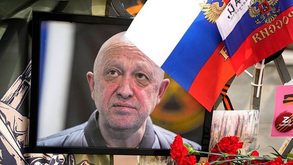 Ein Porträt von Jewgeni Prigoschin steht an einer informellen Gedenkstelle in der Nähe des Kremls