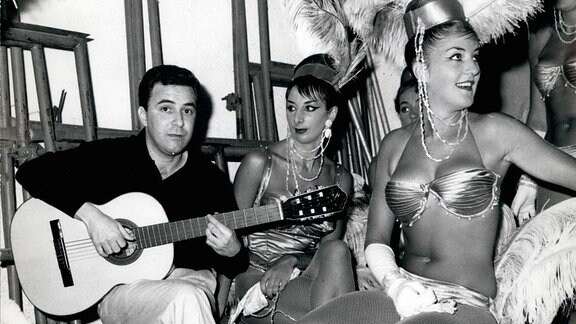 Joao Gilberto umgeben von Tänzerinnen, 1963
