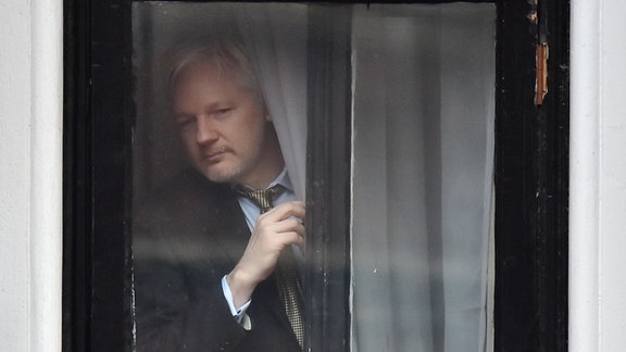 WikiLeaks-Gründer Julian Assange steht an einem Fenster der ecuadorianischen Botschaft.