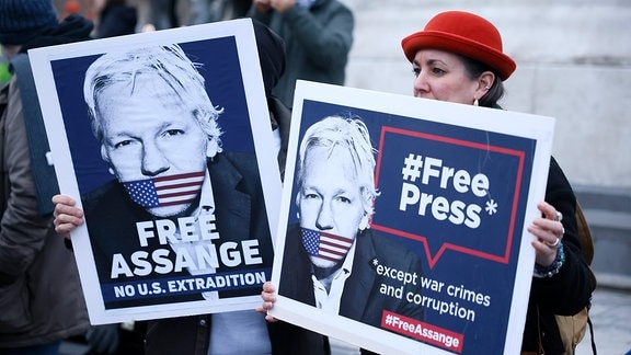 Menschen demonstrieren zur Unterstützung von Julian Assange