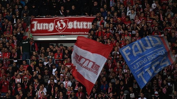 Jungsturm-Banner im Fanblock