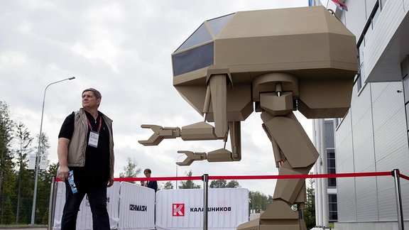 Ein Besucher geht an dem Modell eines ferngesteuerten Systems im Stil eines Roboters vom Hersteller Kalaschnikow während des internationalen militärischen und technischen Forums Armee 2018 vorbei.