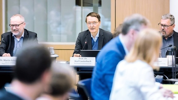 Karl Lauterbach (SPD, M), Bundesminister für Gesundheit, sitzt zu Beginn der «Fortschrittskonferenz zum Hitzeschutzplan für Gesundheit» im Bundesministerium für Gesundheit.