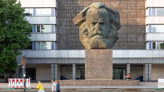 Frontaler Blick auf das Karl-Marx-Monument in der Innenstadt von Chemnitz