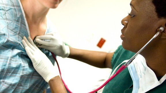 Afrikanische Ärztin untersucht Patientin
