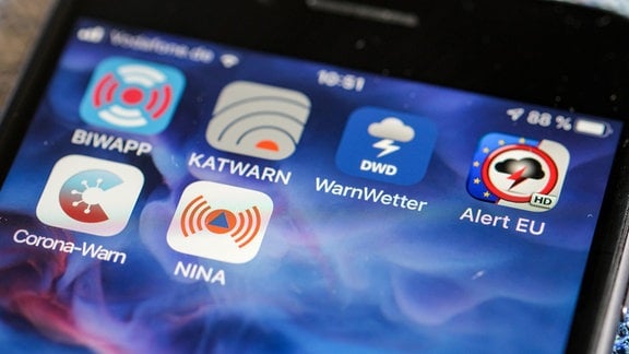 Verschiedene Warn-Apps, darunter die Notfall-Informations- und Nachrichten-App "Nina" des Bundesamts für Bevölkerungsschutz und Katastrophenhilfe, sind auf auf einem Smartphone zu sehen.