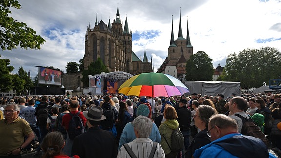 Zahlreiche Menschen stehen während der Eröffnung des 103. Deutschen Katholikentags auf dem Domplatz in Erfurt