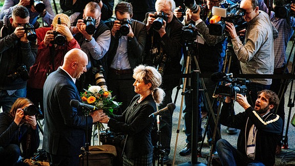 Thomas Karl Leonard Kemmerich 54, FDP, Vorsitzender der FDP-Fraktion im Thüringer Landtag wird von Landtagspräsidentin Birgit Keller 61, Die Linke zum Ministerpräsident vereidigt